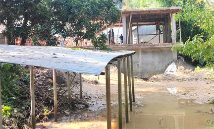 সিংগাইরে খাল বন্দোবস্ত নিয়ে পাঁচতলা ভবন নির্মাণ!